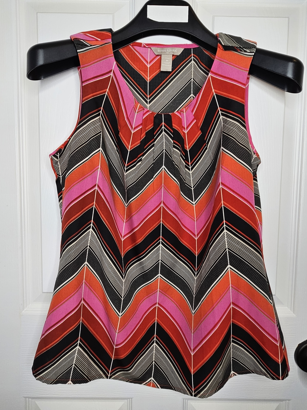 NWOT Banana Republic Chevron Print Sleeveless Top Flowy Pink Red Black Size M